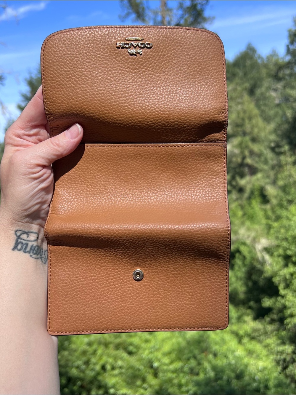COACH Medium Brown Pebbled Leather Trifold Envelope Wallet Tan w Gold Hardware - Picture 9 of 10